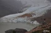 Admirando a imponência do Glaciar Grande, no Parque Nacional Los Glaciares, perto de El Chaltén, na Argentina